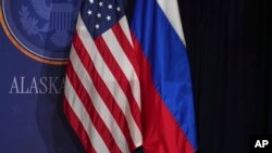 Ранее сообщалось, что президенты сначала встретятся тет-а-тет только в присутствии переводчиков.
