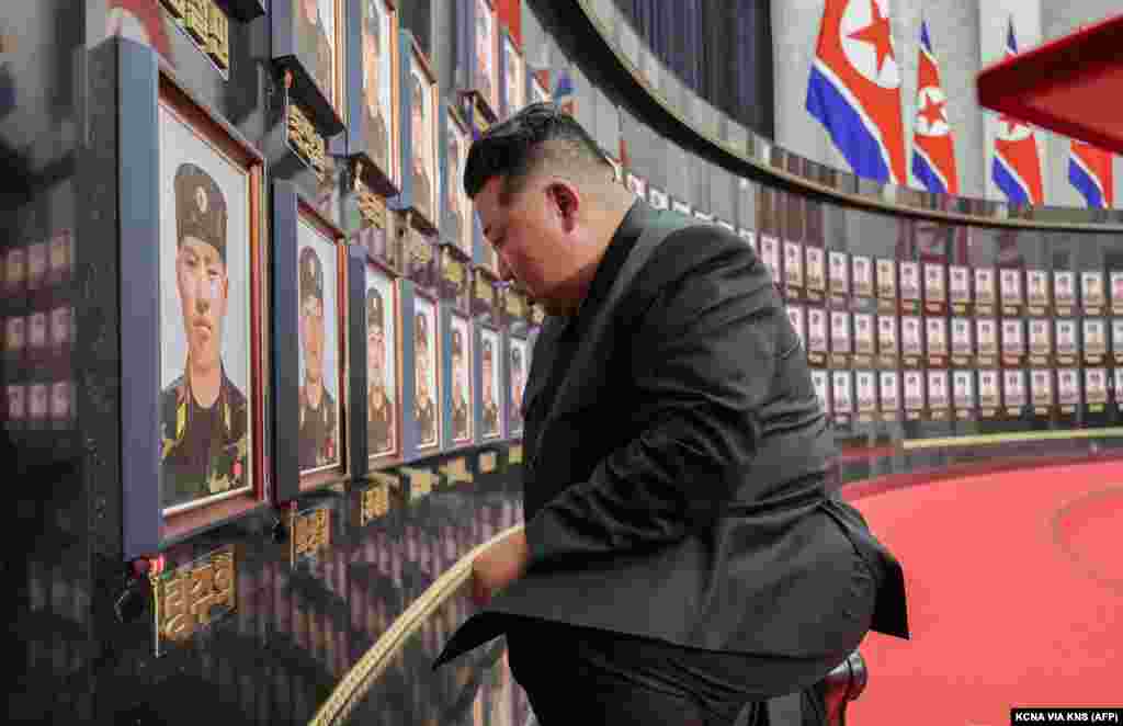 Liderul nord-coreean, Kim Jong Un, la un memorial din Phenian dedicat celor 101 soldați din țara sa care au murit luptând în regiunea Kursk din Rusia. Fotografia a fost publicată în luna august. Serviciile secrete din Coreea de Sud afirmă că numărul real al victimelor este mult mai mare și că aproape 2.000 de soldați nord-coreeni au murit luptând în regiunea Kursk.