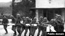 Алман хәрбиләре Польша чигендәге киртәне сүтә, 1 сентябрь 1939
