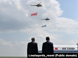 Президент Казахстана Касым-Жомарт Токаев и прибывший в Астану с визитом глава Китая Си Цзиньпин в аэропорту казахстанской столицы. 16 июня 2025 года