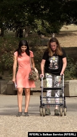 25 évvel ezelőtt diákként Slobodan Milošević ellen tüntetett. Anja Mijović most újra az utcára vonult, hogy részt vegyen a tömegdemonstrációkon.