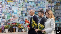 Канадскиот премиер Марк Карни, украинскиот претседател Володимир Зеленски и првата дама Олена Зеленска на церемонија на положување цвеќе на Ѕидот на сеќавањето на паднатите бранители на Украина во Киев