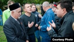 Мәскәүнең Текстильщики бистәсендә мәчет төзергә теләүче мөселманнар һәм аңа каршы чыгучылар, 11 сентябрь 2010