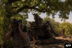Un soldat ucrainean din Brigada 43 Artilerie trage cu un obuz autopropulsat 2S7 Pion spre pozițiile rusești din zona Pokrovsk, în estul regiunii Donețk, în august 2024.