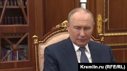 Глава России Владимир Путин на встрече с губернаторов ЕАО Марией Костюк в Кремле, 20 августа 2025 года