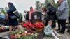 Родственники погибших российских моряков на траурной церемонии пять лет назад, в августе 2020 года